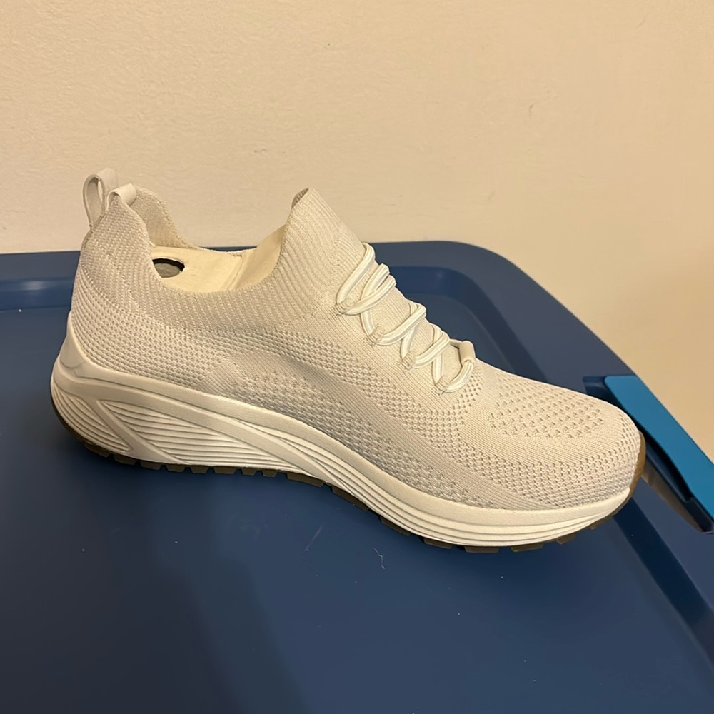 NWB Bobs Skechers Sparrow Allegiance crew. memory foam. Size 9 wide
